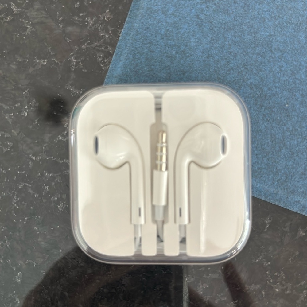 iPhone corded aux ear buds- new
